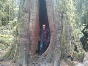 Ich in einem hohlen Baum